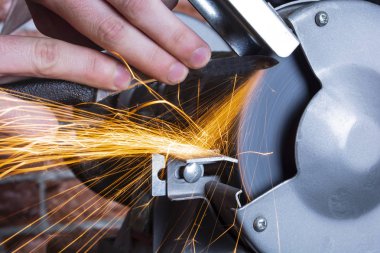 Bıçak Bileyici ve ahşap masa, closeup üzerinde bıçak el