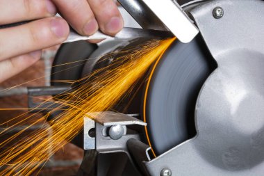 Bıçak Bileyici ve ahşap masa, closeup üzerinde bıçak el