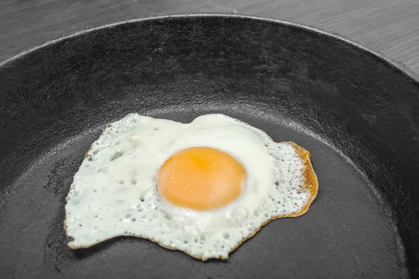 ahşap koyu arka plan üzerinde kızarmış yumurta ile kızartma tavası