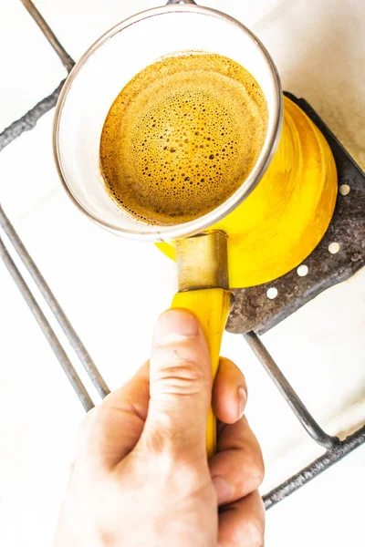 난로에 커피와 노란색 — 스톡 사진