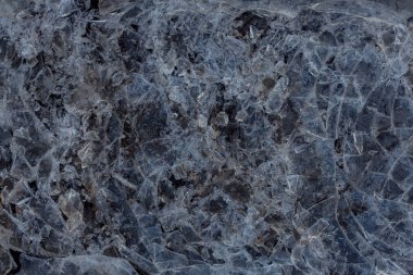 Bir su birikintisi içinde kırık buz