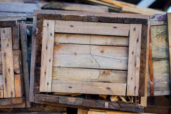 Старая деревянная коробка досок — стоковое фото