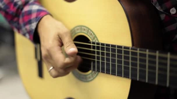 Mâna chitariștilor atinge corzile de chitară — Videoclip de stoc