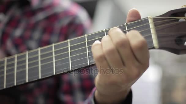 The guitarists hand touches the guitar strings — Stock Video