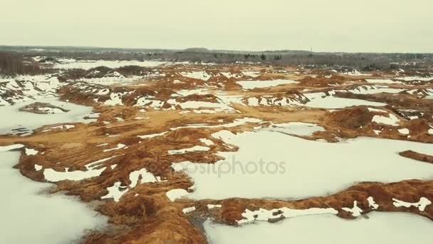 Een verlaten zandbak in de winter — Stockvideo
