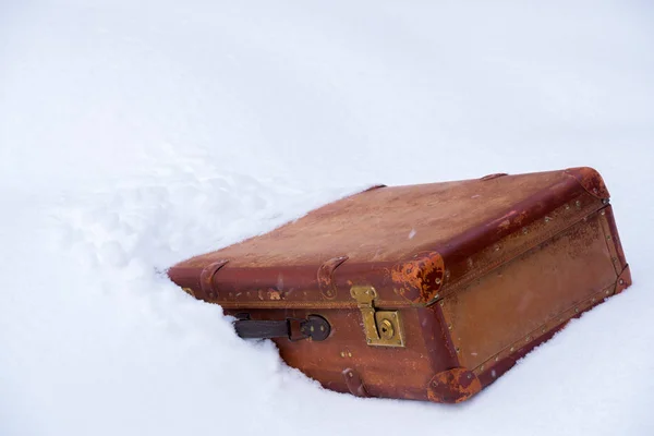 Mala marrom de couro velho na neve — Fotografia de Stock