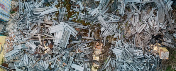 Fragments of the destroyed house - boards, bricks, slate. — Stock Photo, Image