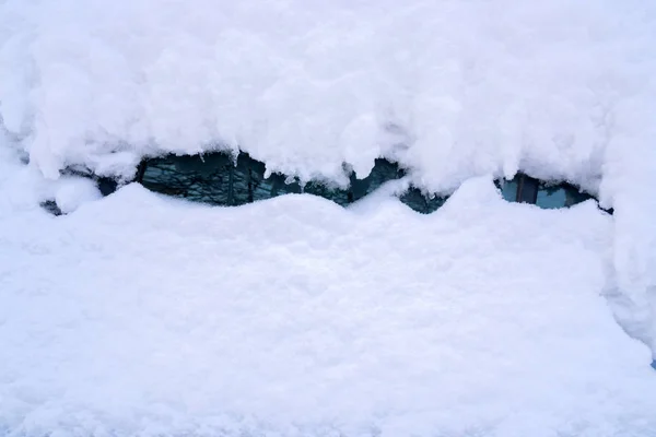 Товстий шар білого снігу на машині — стокове фото