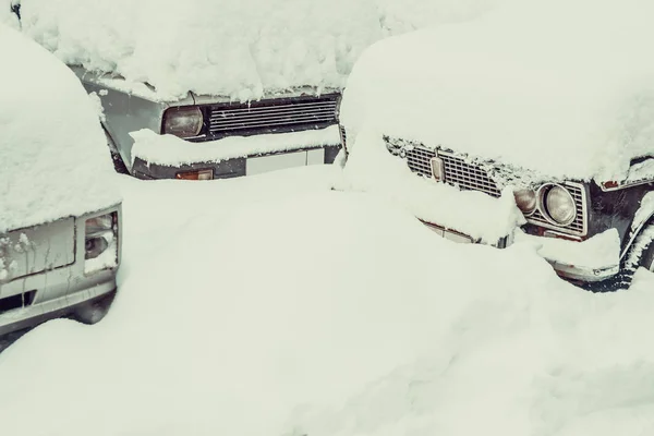 A thick layer of white snow on the car — Stock Photo, Image