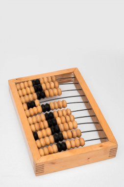 beyaz zemin üzerine eski ahşap abacus