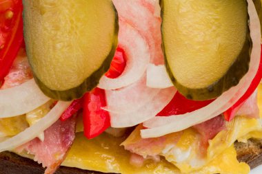 Omlet, jambon, domates, soğan ve salatalık turşusu ile Sandviç.