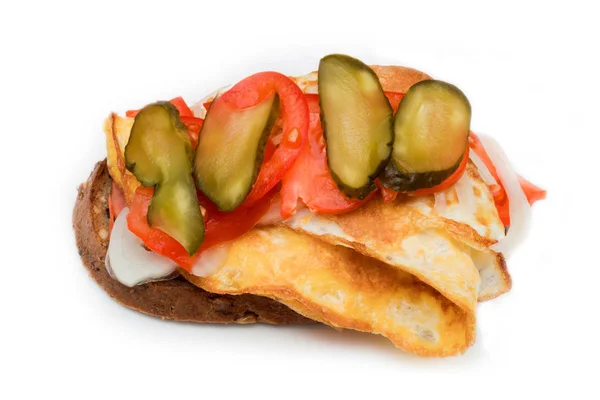 Бутерброд Яєчнями Шинкою Помідорами Цибулею Маринованими Огірками — стокове фото