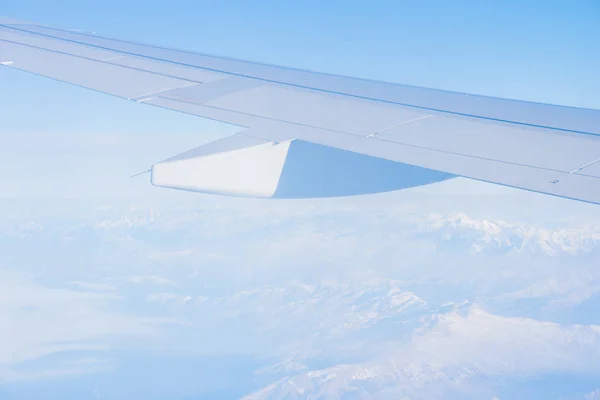 Горы - вид из окна самолета — стоковое фото