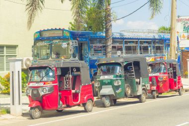 1 Mart 2018. Sri Lanka, Hikkaduwa. Backg üzerinde üç tuk tuka