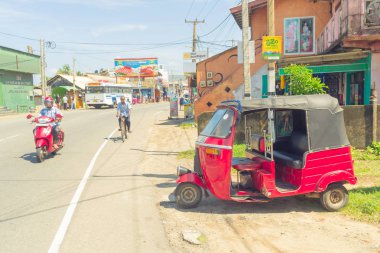 1 Mart 2018. Hikkaduwa, Sri Lanka. Hi Caddesi üzerinde kırmızı araba