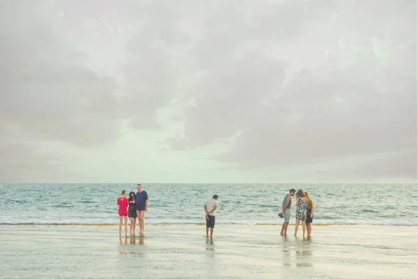 1 de março de 2018. Hikkauwa, Sri Lanka. Pessoas na praia . — Fotografia de Stock