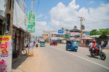 2 Mart 2018. Hikkaduwa, Sri Lanka. Otomobil trafik ve peop