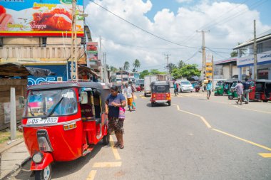 2 Mart 2018. Hikkaduwa, Sri Lanka. Otomobil trafik ve peop