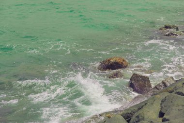 Su sıçramalarına karşı kıyı taşlar çökmesini dalgaları.