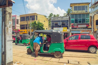 2 Mart 2018. Hikkaduwa, Sri Lanka. Otomobil trafik ve insanlar sokakta.