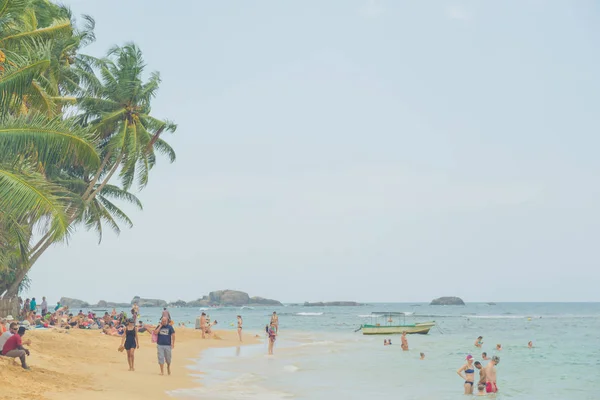2 de marzo de 2018. Hikkauwa, Sri Lanka. Gente en la playa . — Foto de Stock