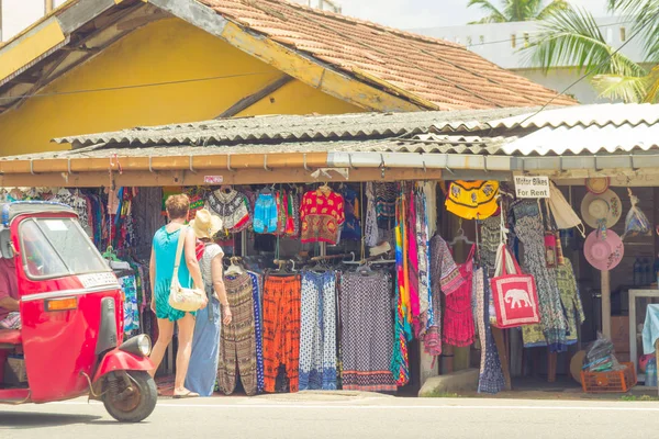 2018 年 3 月 2 日。Hikkauwa、スリランカ。路上で洋服の販売. — ストック写真