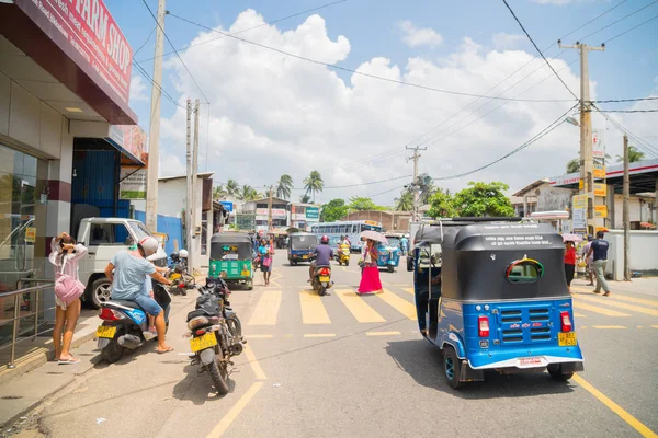 2018 年 3 月 2 日。スリランカ ・ ヒッカドゥワ。自動車交通と扶養 — ストック写真