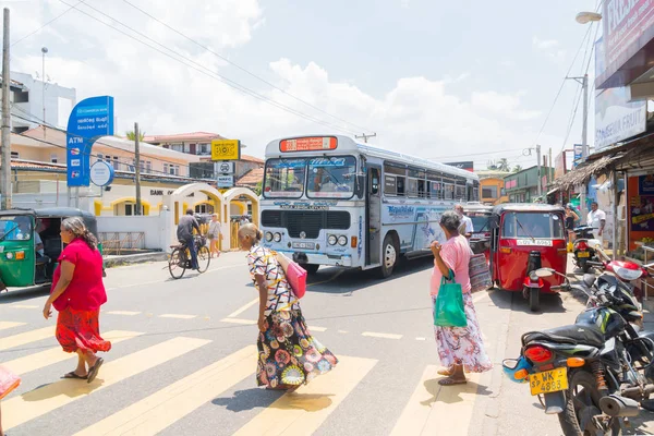 2018 年 3 月 2 日。スリランカ ・ ヒッカドゥワ。自動車交通と街の人々. — ストック写真