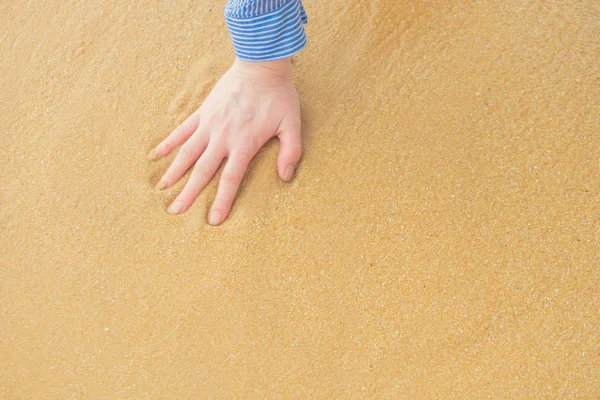 Trasování ruku na písku — Stock fotografie