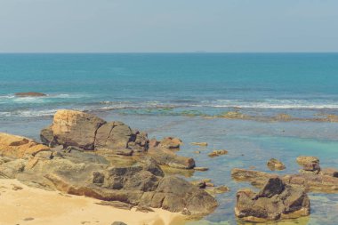 Okyanusun kıyıya yakın büyük kayalar.