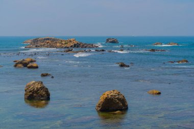 Okyanusun kıyıya yakın büyük kayalar.