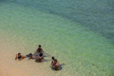 3 Mart 2018. Gale Sri Lanka. İnsanlar okyanusa banyo.