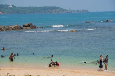 3 Mart 2018. Gale Sri Lanka. İnsanlar okyanusa banyo.