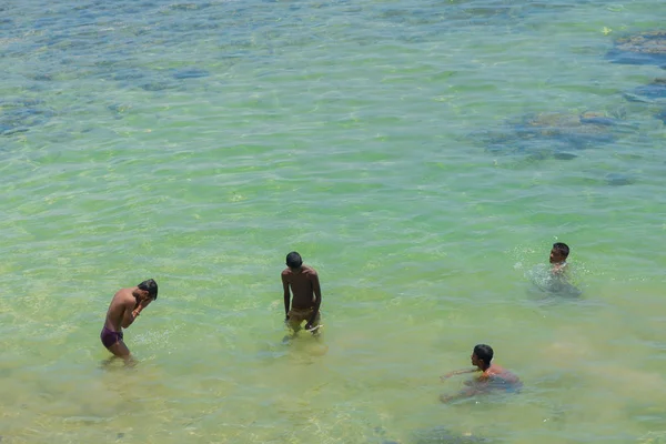 Março 2018 Gale Sri Lanka Pessoas Tomam Banho Oceano — Fotografia de Stock