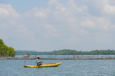 Hikkaduwa, Sri Lanka, 11 Mart 2018. Adam bir teknede Balık tutma