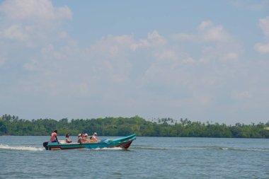 Manduganga Nehri, Sri Lanka. 4 Mart 2018. Motorlu bir tekne turist.