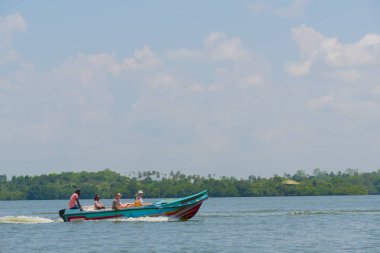 Manduganga Nehri, Sri Lanka. 4 Mart 2018. Motorlu bir tekne turist.