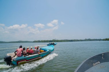 Manduganga Nehri, Sri Lanka. 4 Mart 2018. Motorlu bir tekne turist.