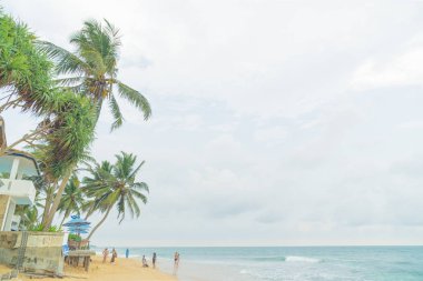 4 Mart 2018. Hikkauwa, Sri Lanka. İnsanlar sahilde.