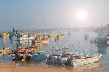 5 Mart 2018 Sri Lanka, Bentota. Ahşap gemi iskelede balıkçılar.