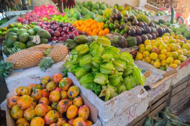 Mango, ananas, carambola ve diğer tropik meyveler.