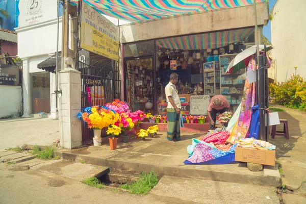 2018 Hikkauwa スリランカ 花や路上での食品の販売 — ストック写真