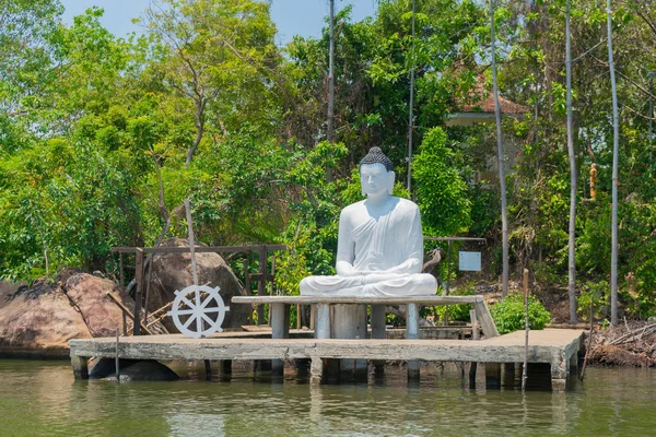 Uma Estátua Buda Sentado Rio Sri Lanka — Fotografia de Stock