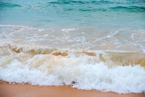 Mavi Dalgalar Okyanus Sarı Kum Plaj — Stok fotoğraf