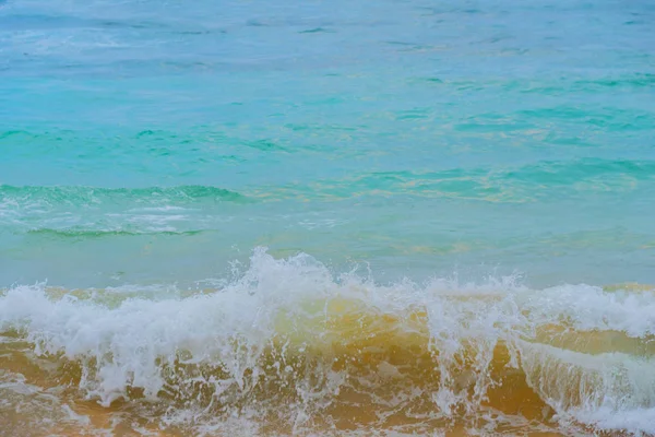 Ondas Azuis Oceano Areia Amarela Praia — Fotografia de Stock