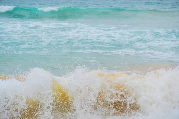 海洋的蓝色波浪和海滩的黄沙 — 图库照片