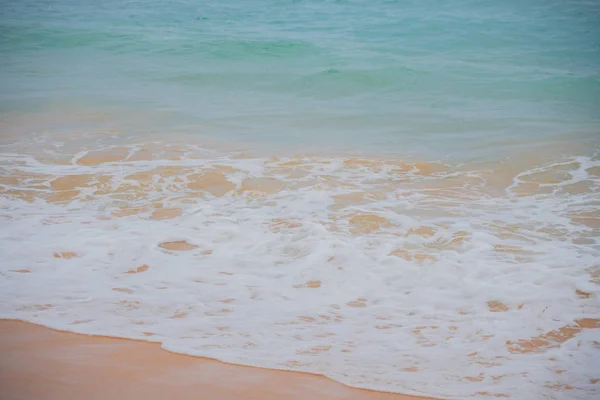 Modré Vlny Oceánu Žluté Písku Pláži — Stock fotografie