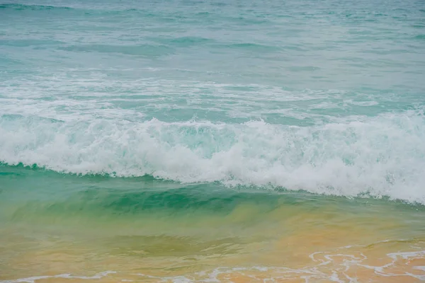 Ondas Azuis Oceano Areia Amarela Praia — Fotografia de Stock