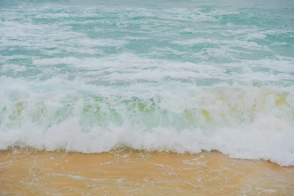 ビーチの海と黄色の砂の青い波 — ストック写真