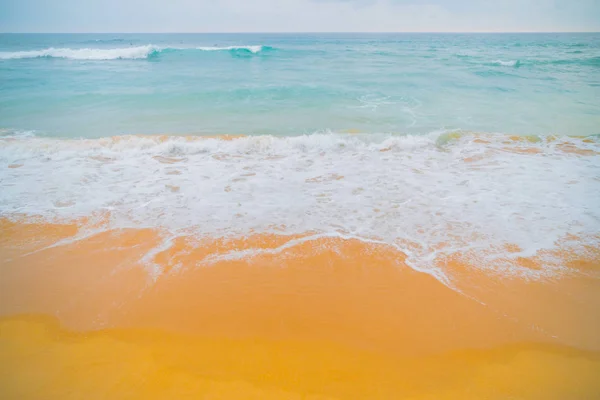 Μπλε Κύματα Του Ωκεανού Και Κίτρινο Άμμο Της Παραλίας — Φωτογραφία Αρχείου